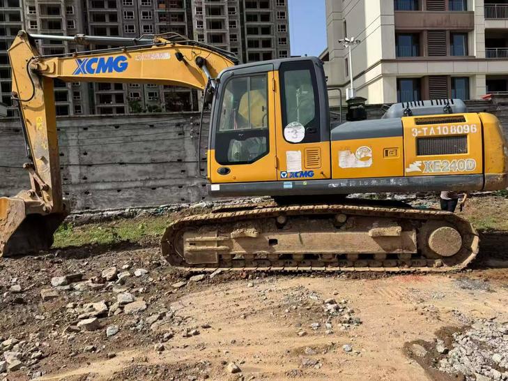 Buy XCMG XE215 Used Excavator / 1