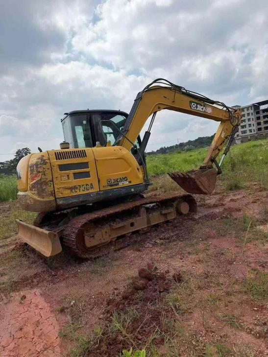 Buy XCMG XE75C Used Excavator / 1