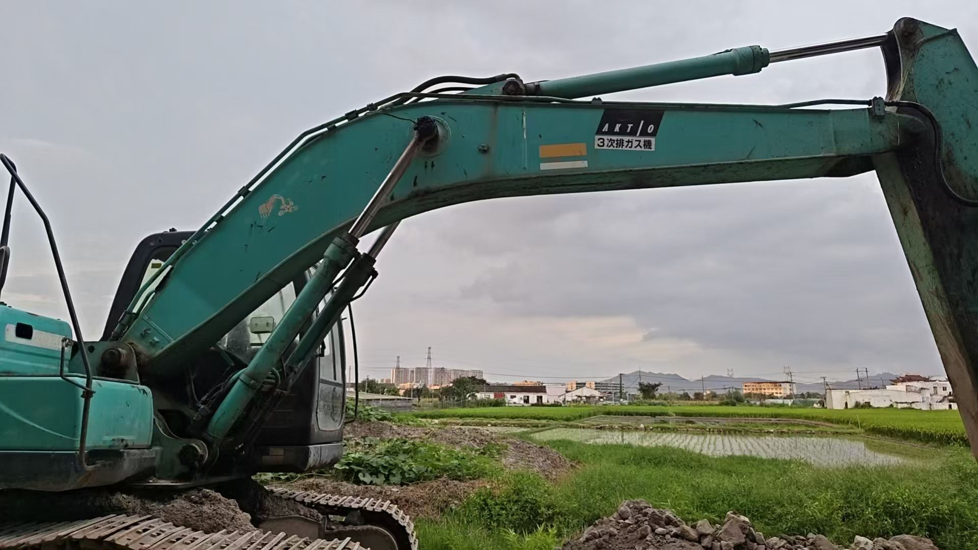 Buy Kobelco SK200 Used Excavator / 4