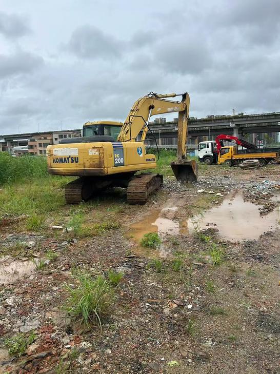 Buy Komatsu PC200-7 Used Excavator / 1