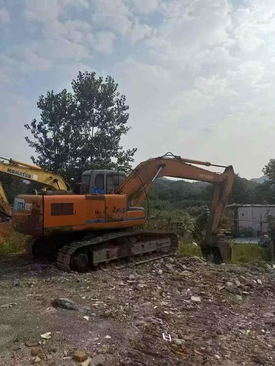 Buy Hitachi ZX200-6 Used Excavator / 1