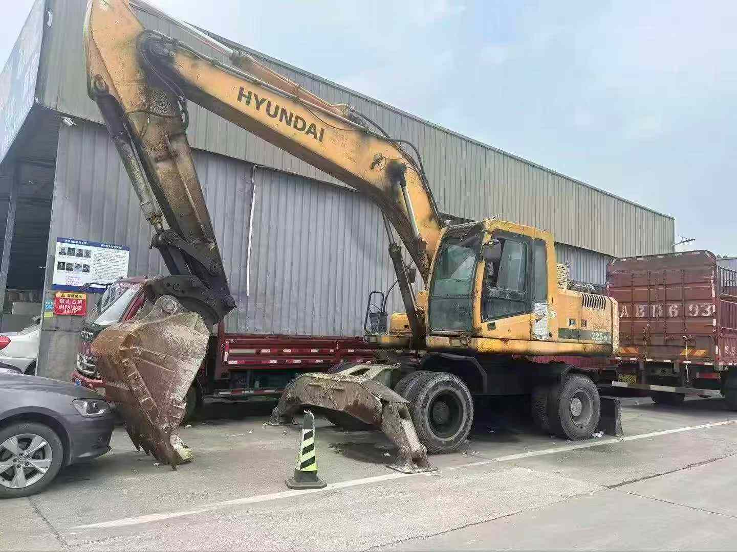 Buy Hyundai R210-7 Used Excavator / 3