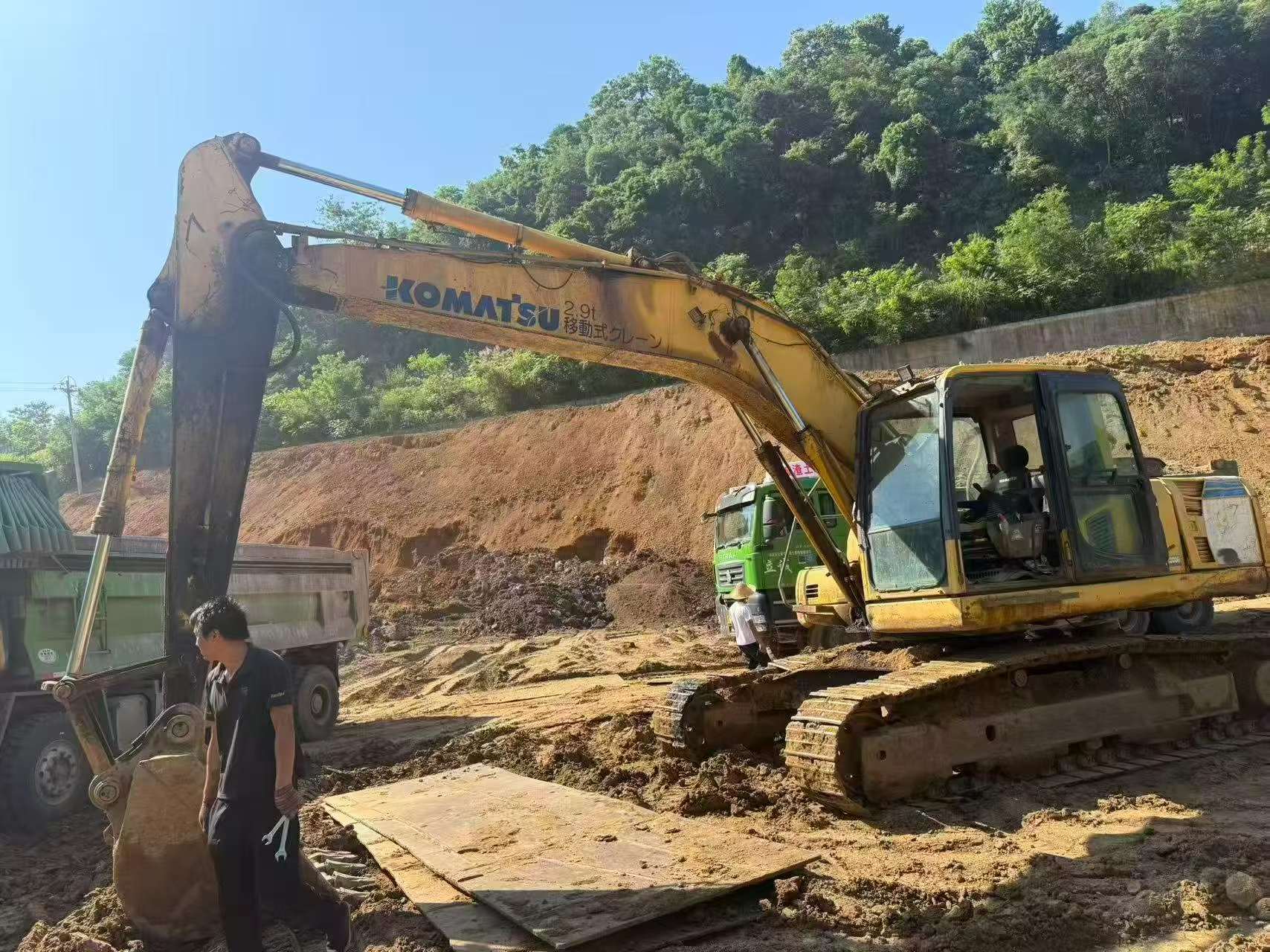 Buy Komatsu PC200-8 Used Excavator / 1