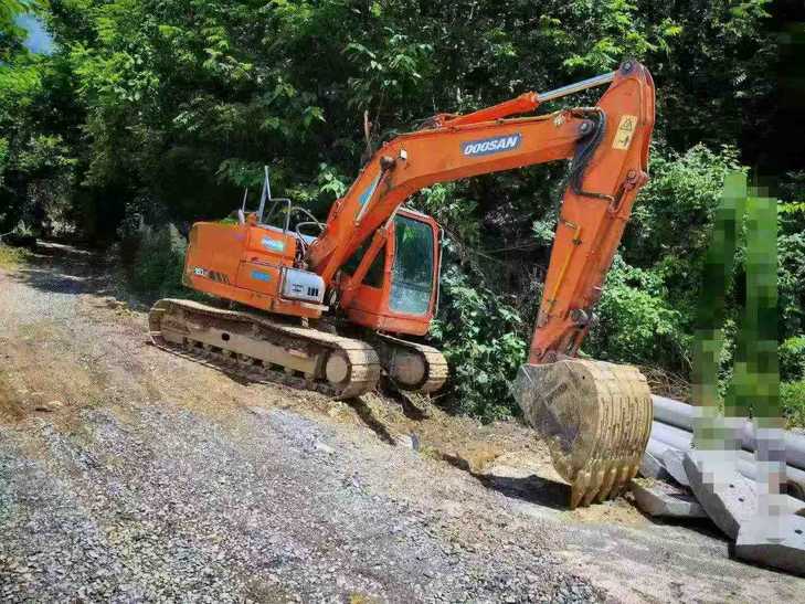 Buy Doosan DH150 Used Excavator / 1