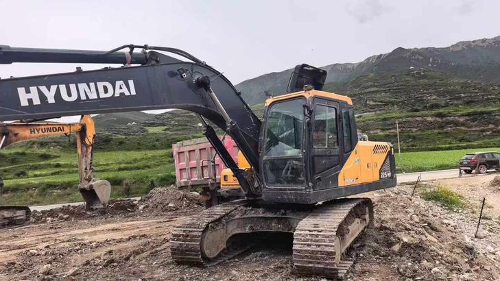 Buy Hyundai ZL20G Used Excavator / 1