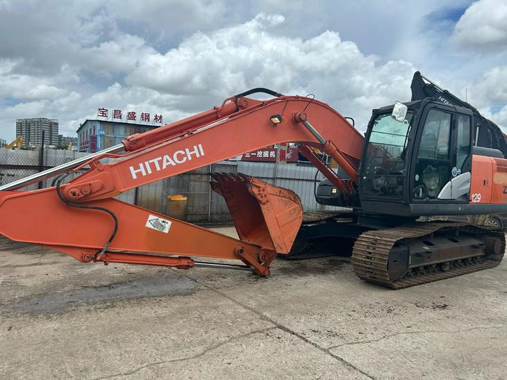 Buy Hitachi ZX200-5B Used Excavator / 1