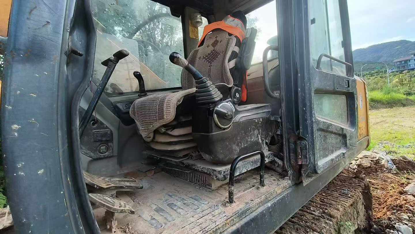 Buy Hyundai R215-7C Used Excavator / 5 Buy Hyundai R215-7C Used Excavator / 5