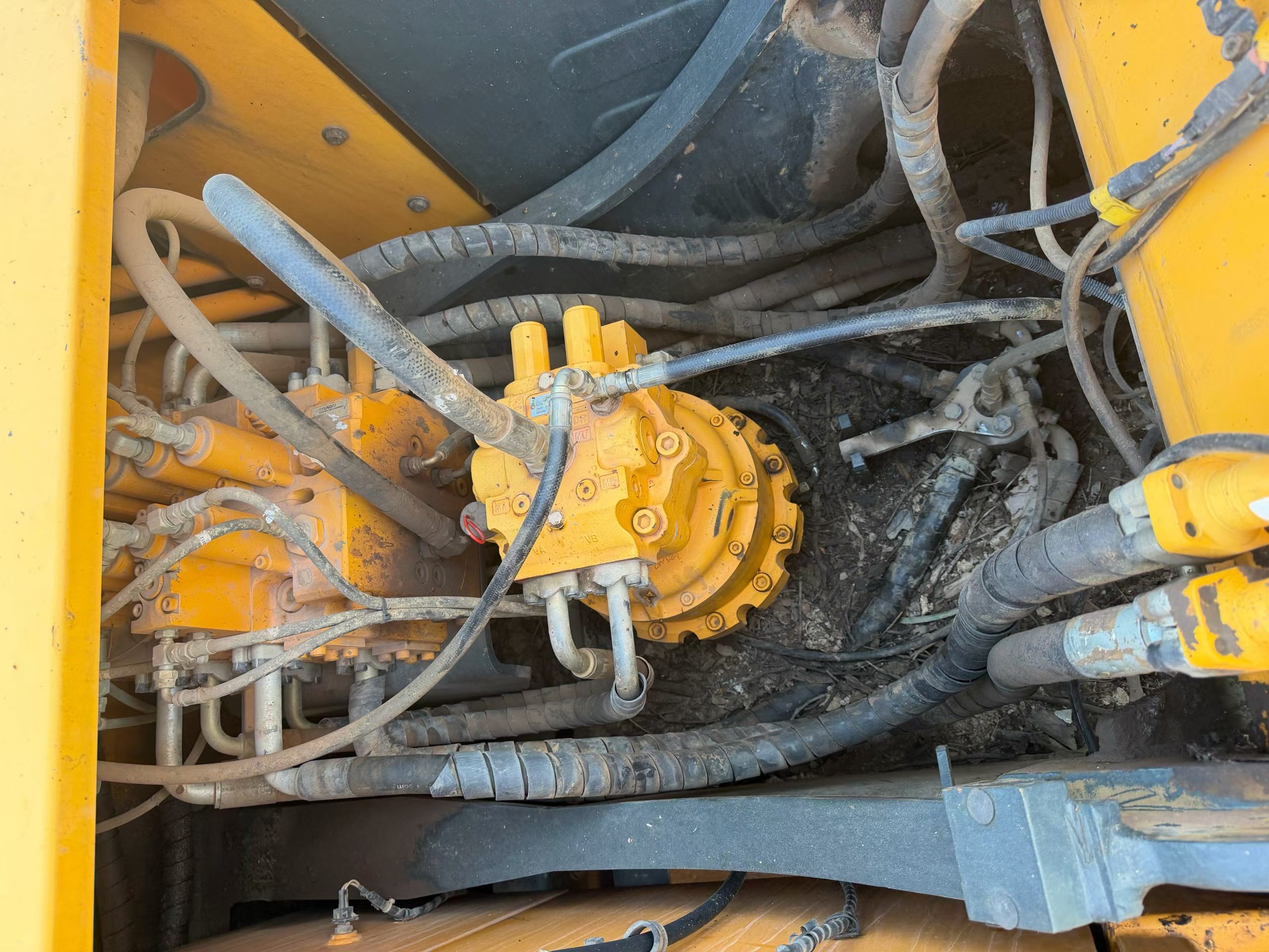 Buy Hyundai R215-7 Used Excavator / 2 Buy Hyundai R215-7 Used Excavator / 2