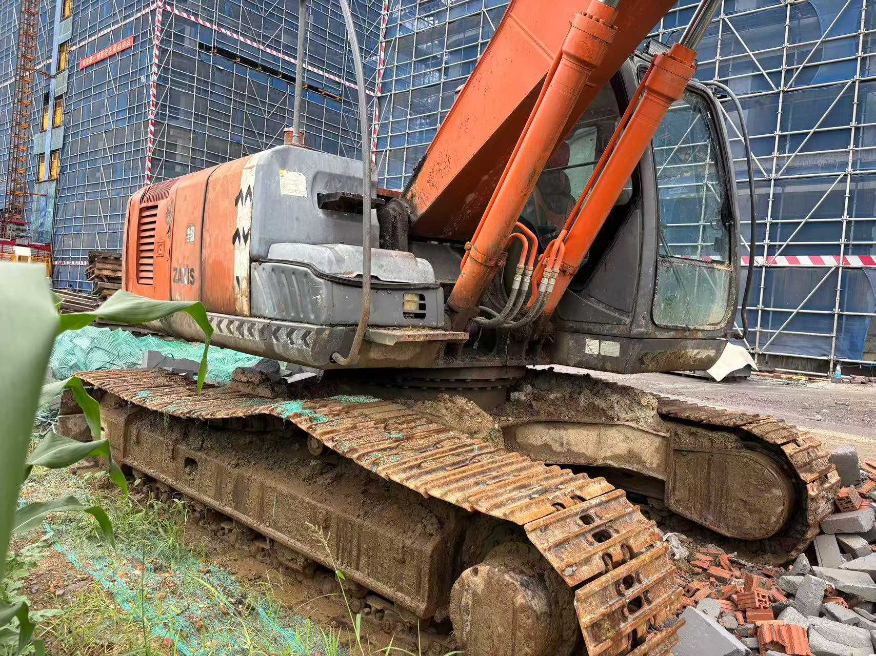 Buy Hitachi EX200-3 Used Excavator / 4 Buy Hitachi EX200-3 Used Excavator / 4
