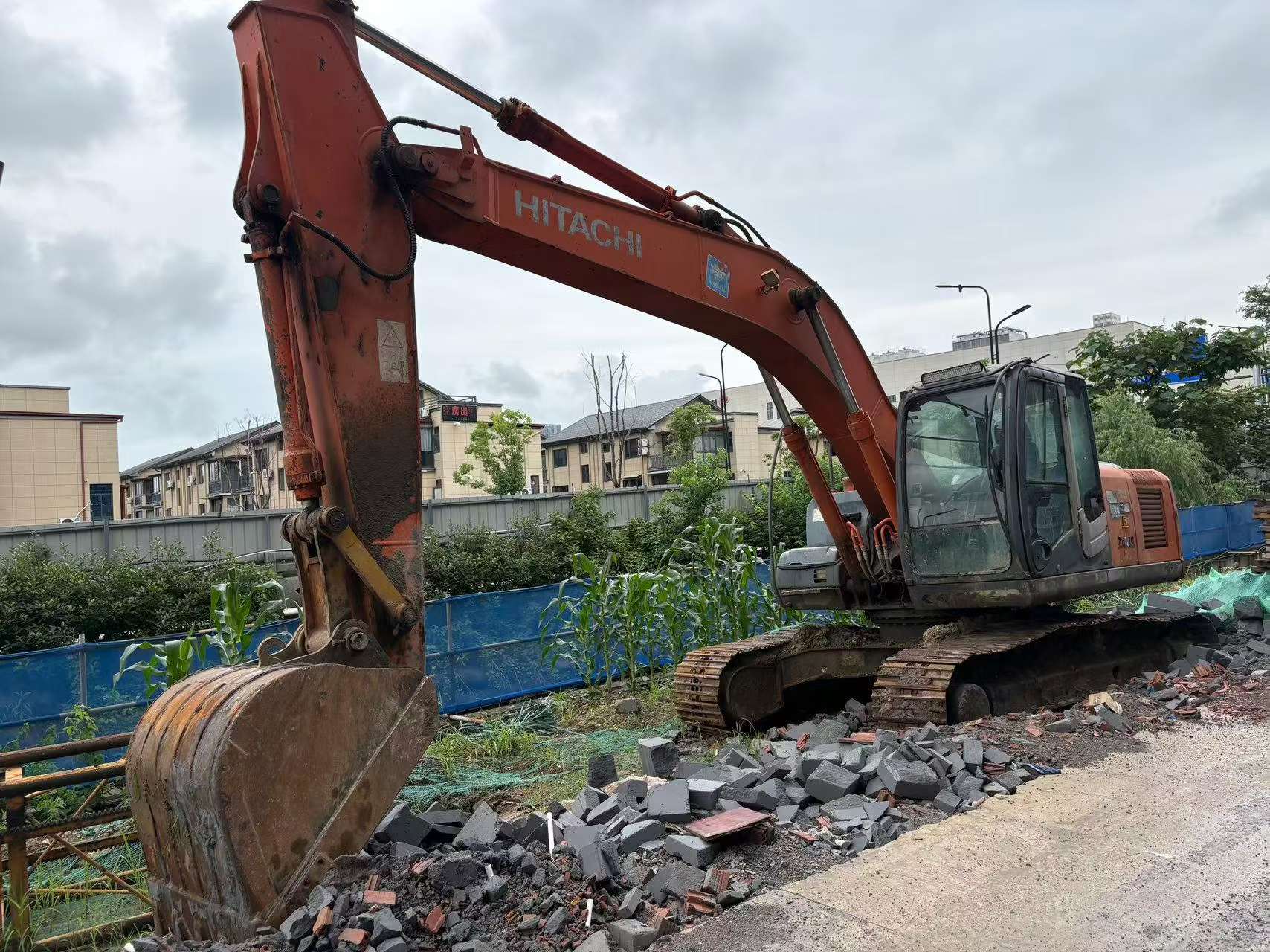 Buy Hitachi EX200-3 Used Excavator / 5 Buy Hitachi EX200-3 Used Excavator / 5