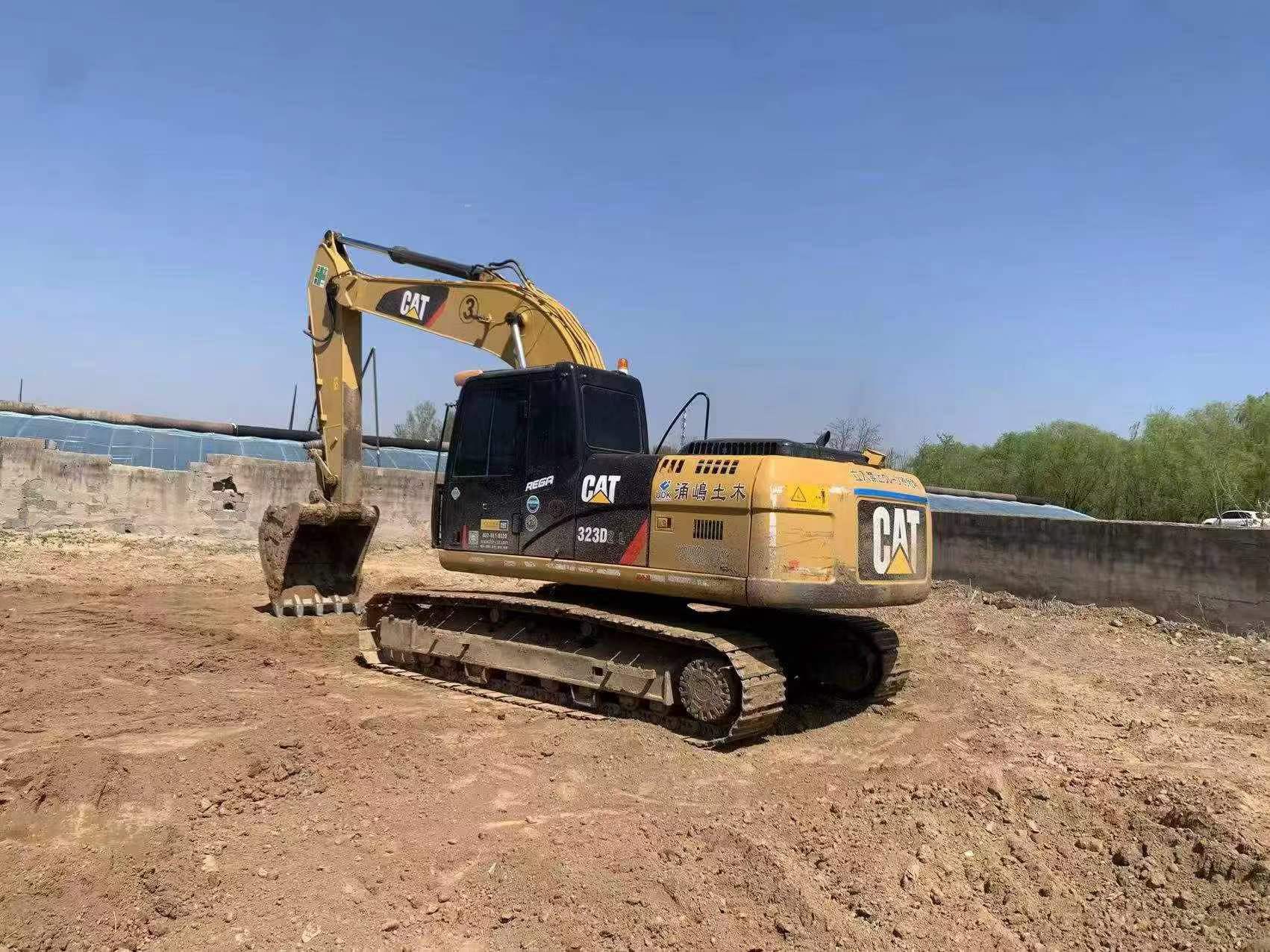 Buy Caterpillar 323D2L Used Excavator / 2 Buy Caterpillar 323D2L Used Excavator / 2