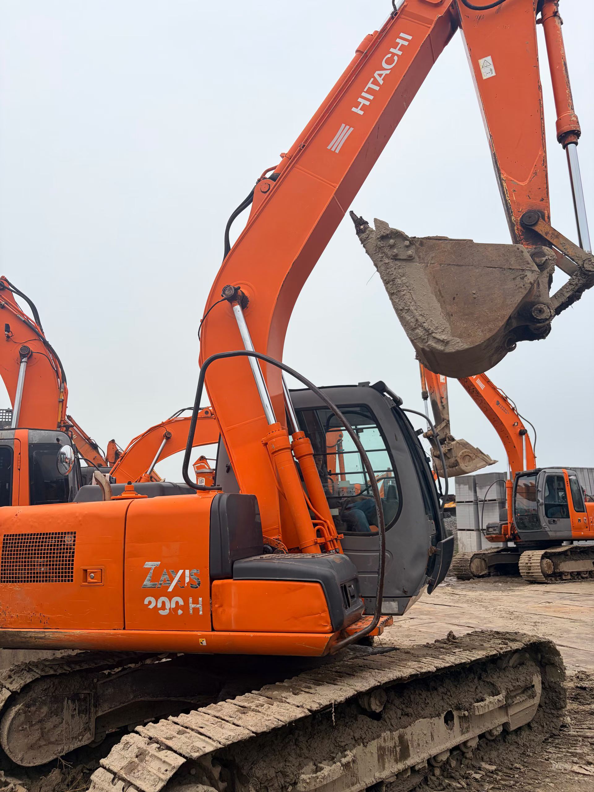 Купить Подержанный Экскаватор Hitachi EX130H-5 / 3 Купить Подержанный Экскаватор Hitachi EX130H-5 / 3