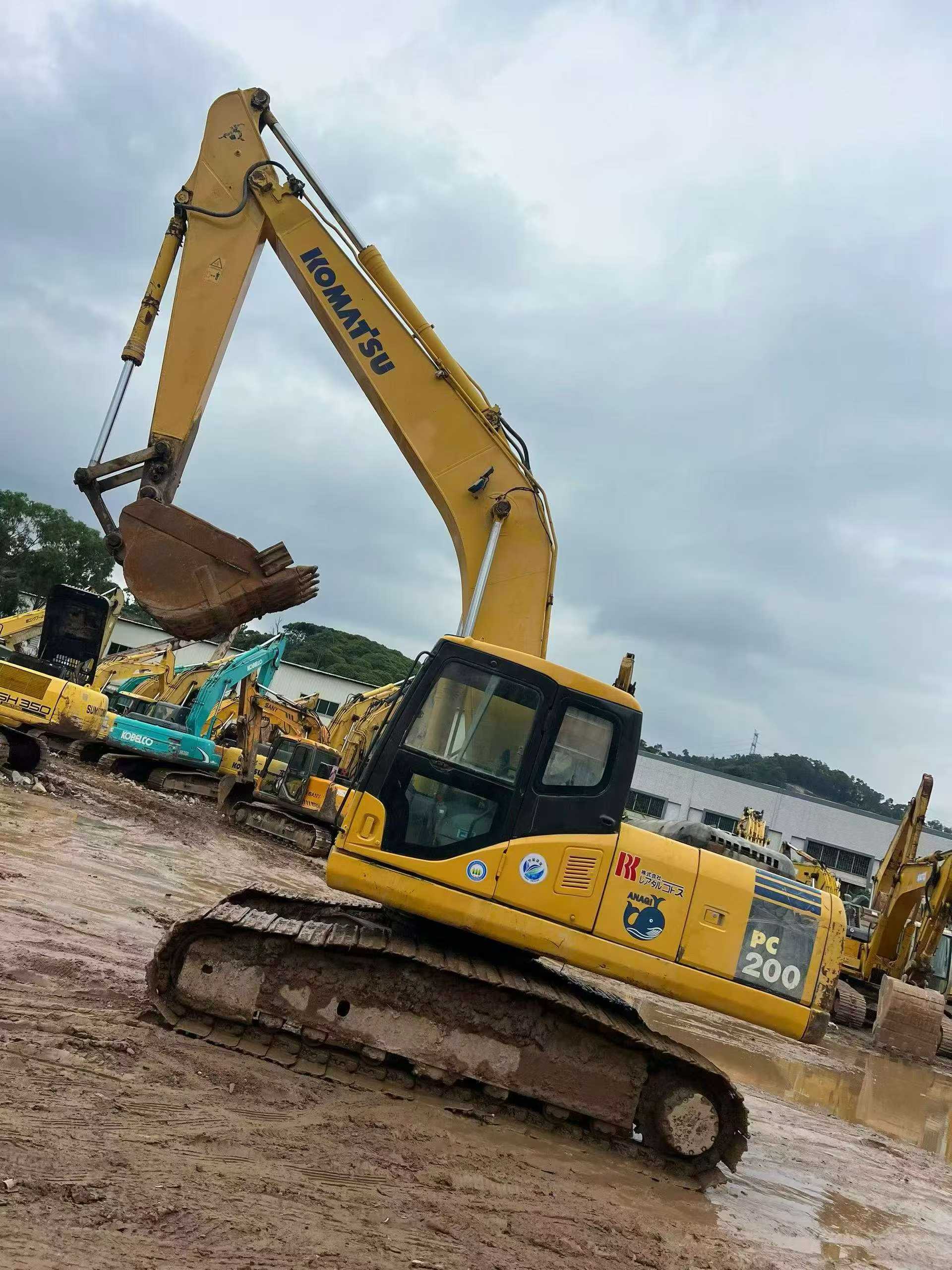 Buy Komatsu PC200-7 Used Excavator / 1