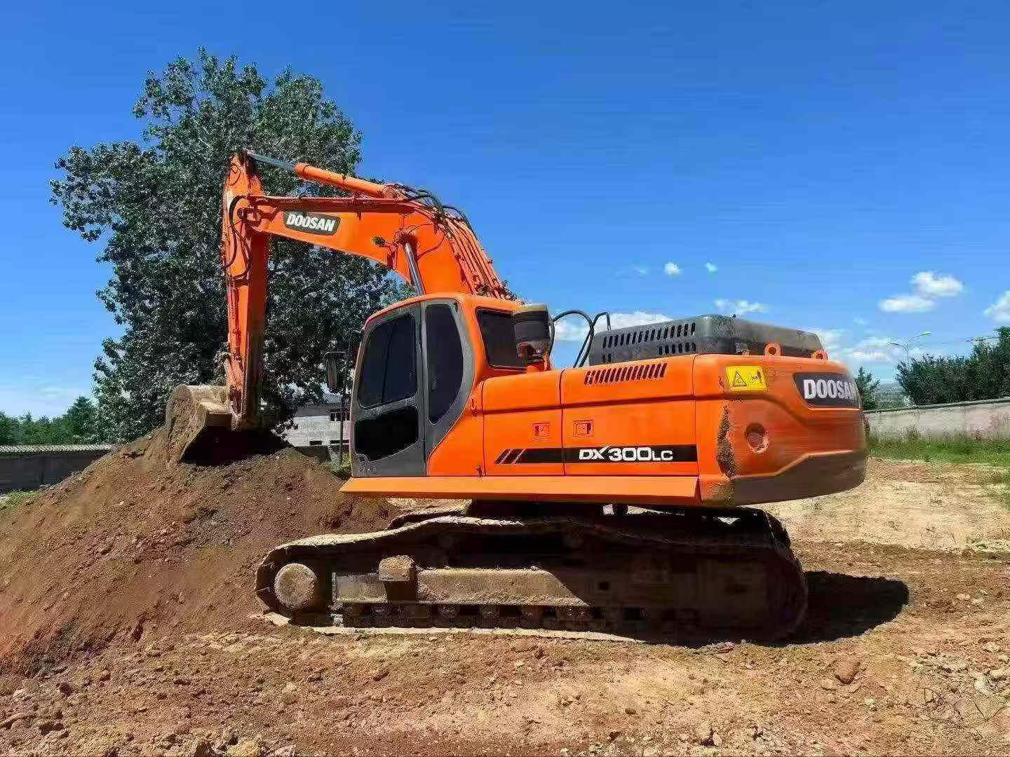 Buy Doosan DX260LC Used Excavator / 2 Buy Doosan DX260LC Used Excavator / 2