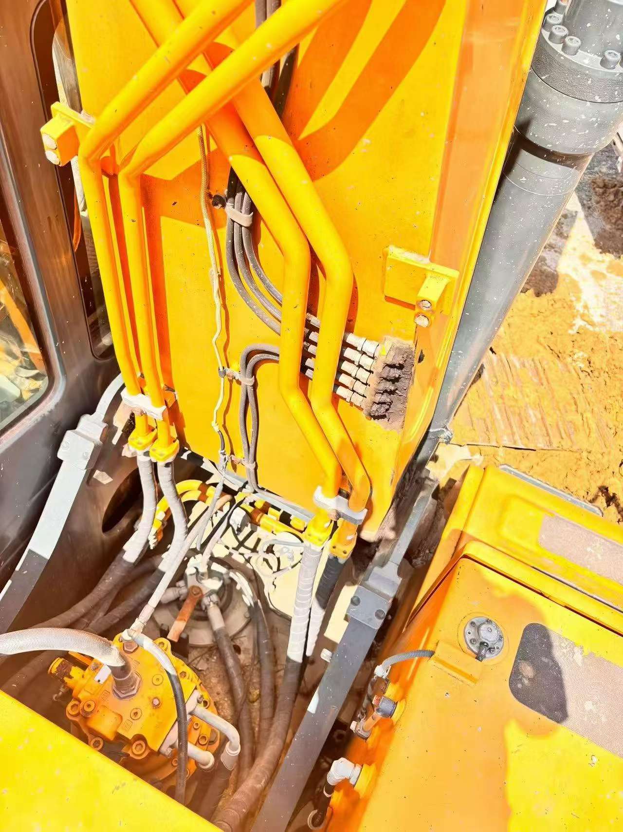 Buy Hyundai R215-7 Used Excavator / 4 Buy Hyundai R215-7 Used Excavator / 4