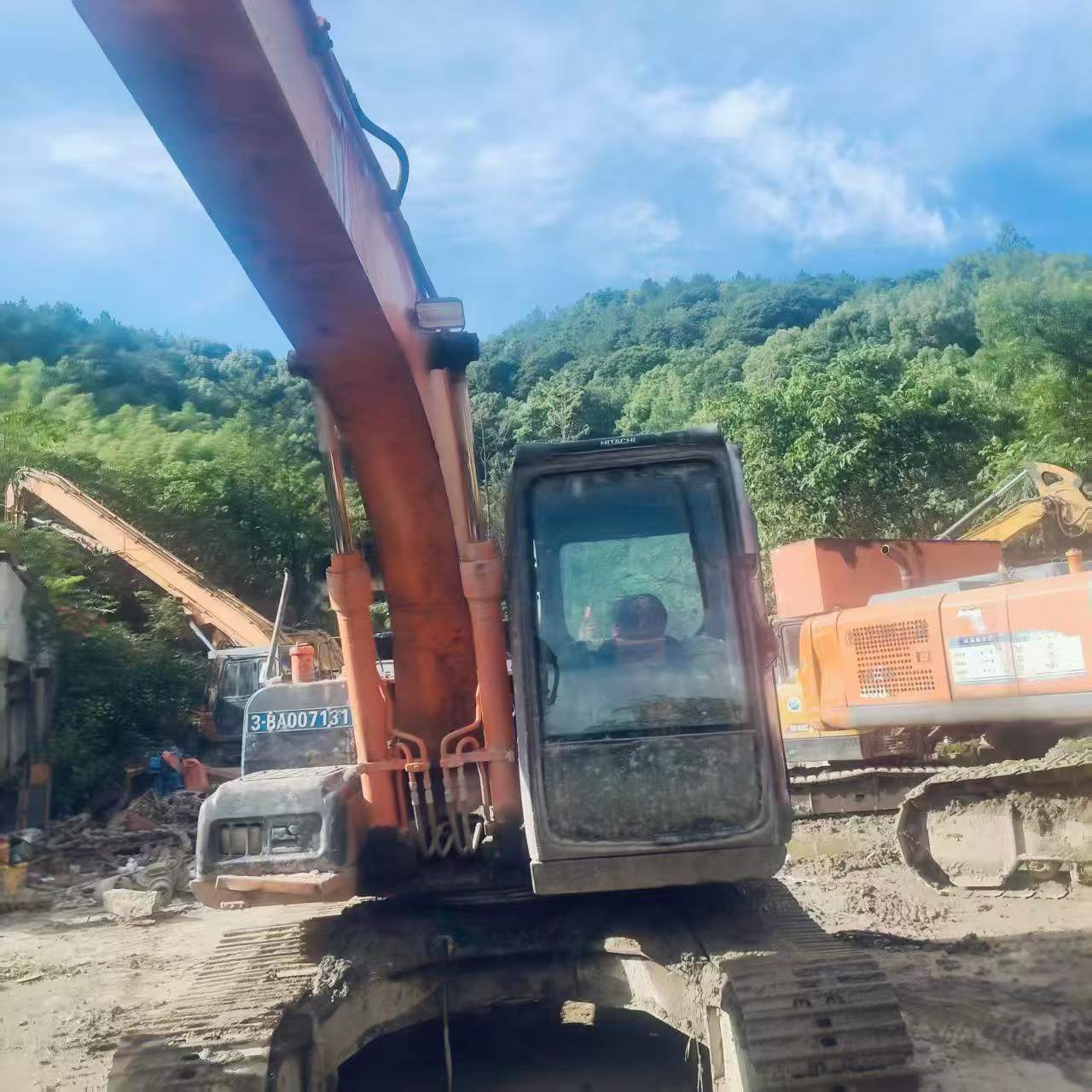 Compre Escavadeira Hitachi EX120-6 Usada / 2 Compre Escavadeira Hitachi EX120-6 Usada / 2