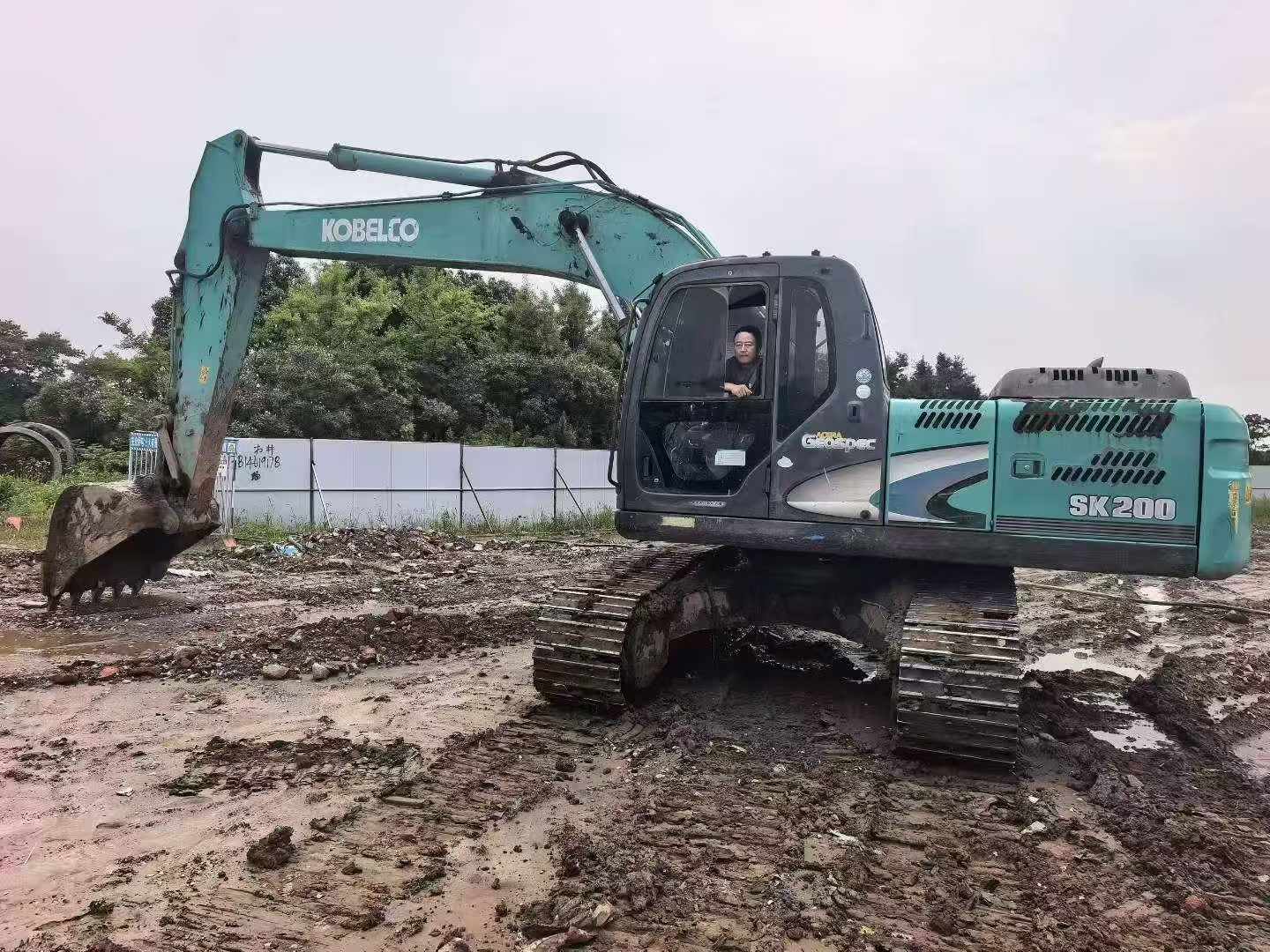 Buy Kobelco SK200-11 Used Excavator / 4 Buy Kobelco SK200-11 Used Excavator / 4