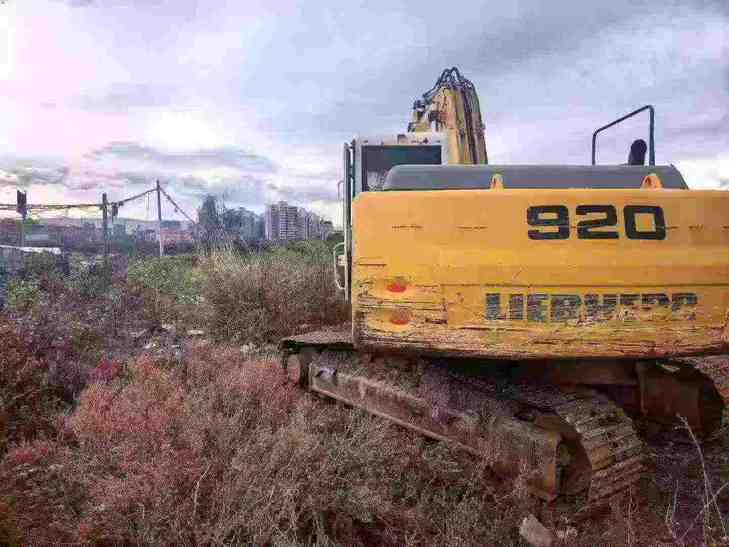 Buy Liebherr Used Excavator / 1