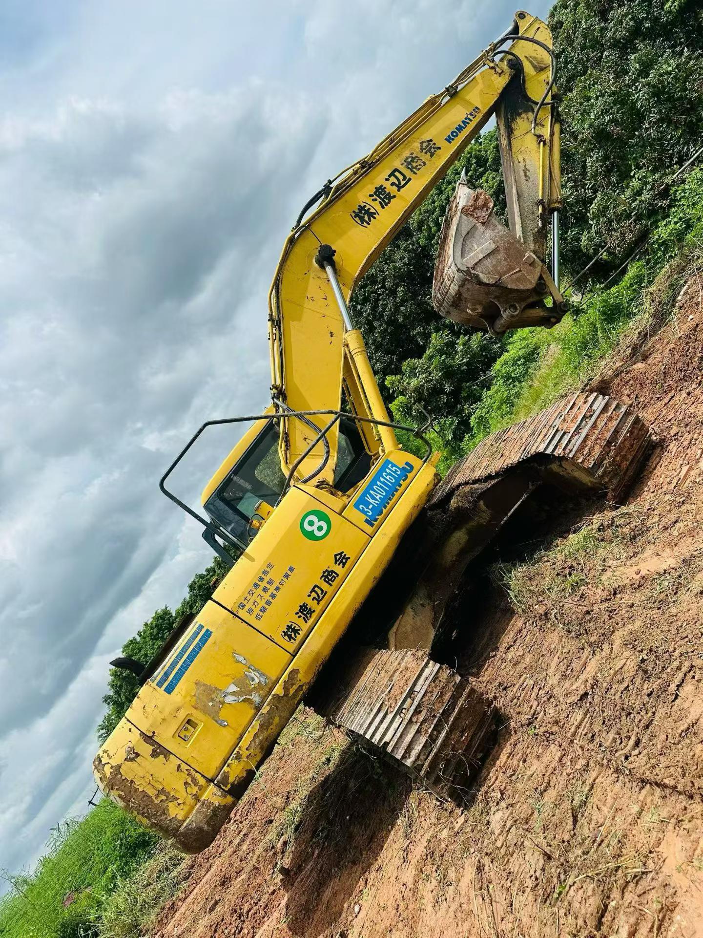 Buy Komatsu PC200-7 Used Excavator / 2 Buy Komatsu PC200-7 Used Excavator / 2
