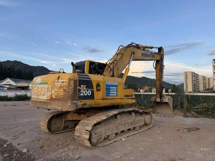 Buy Komatsu PC200-8 Used Excavator / 1