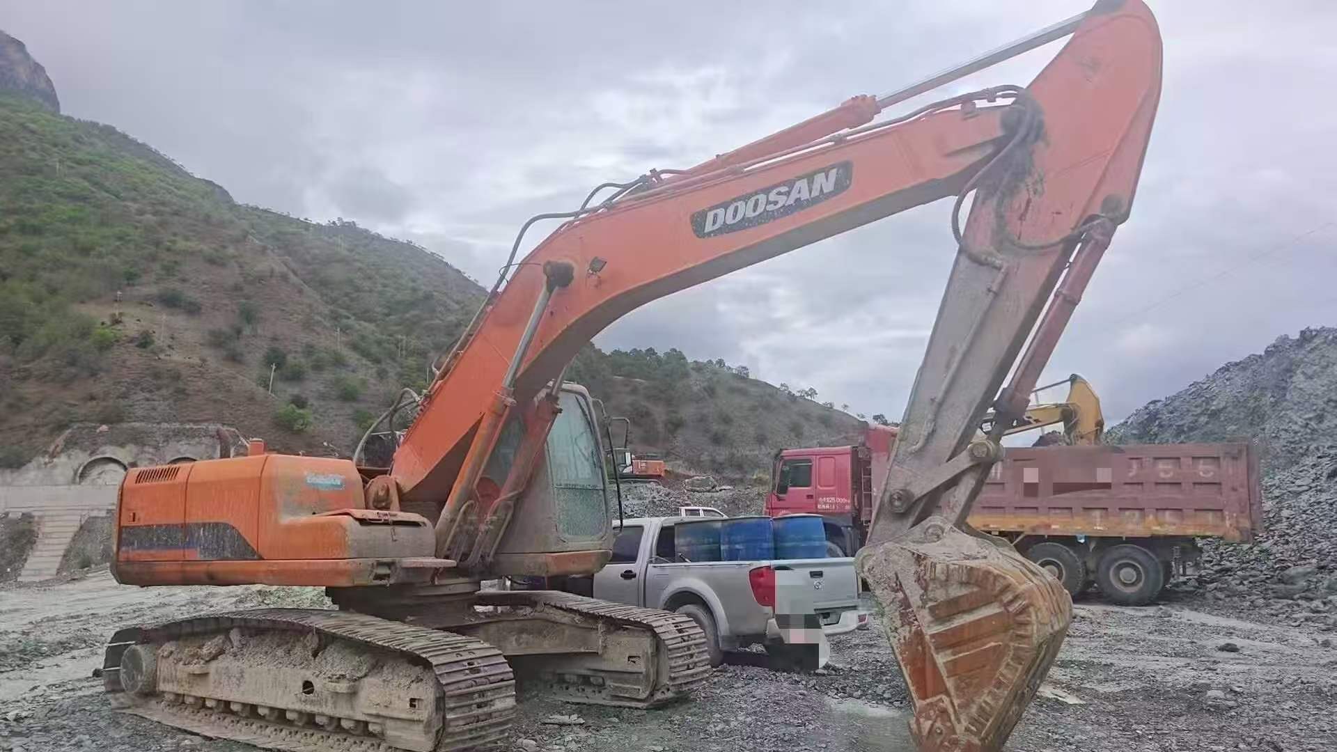Buy Doosan DH220 Used Excavator / 3 Buy Doosan DH220 Used Excavator / 3
