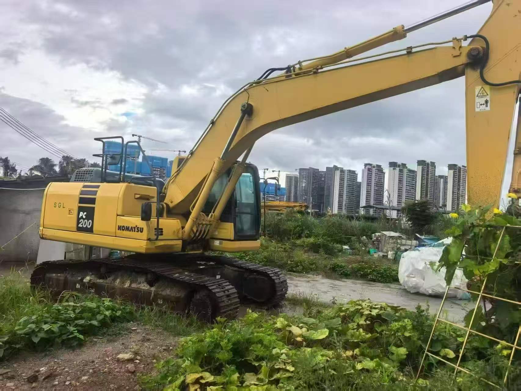 Compre Escavadeira Komatsu PC200-10 Usada / 2 Compre Escavadeira Komatsu PC200-10 Usada / 2