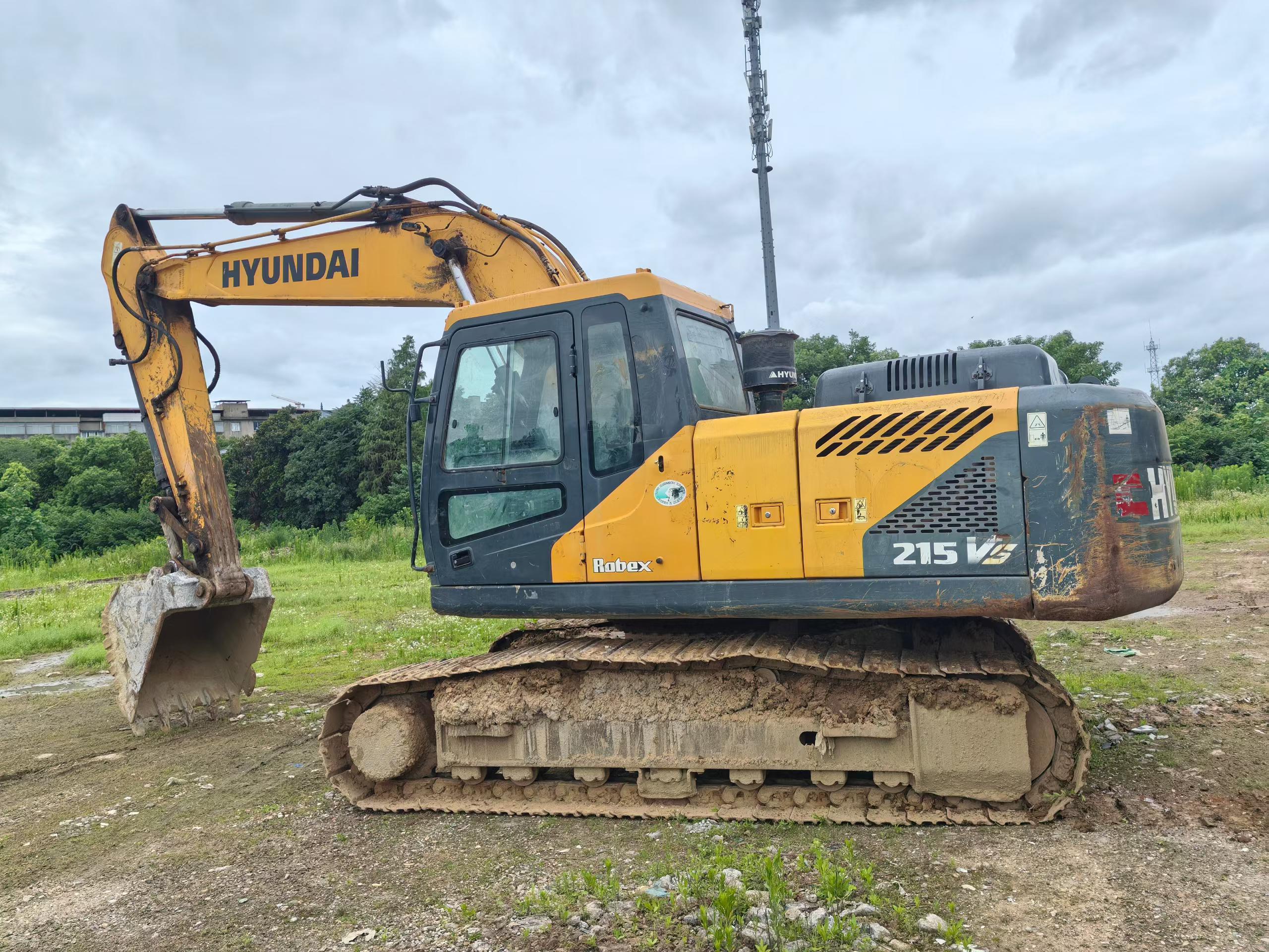 Buy Hyundai R215VS Used Excavator / 2 Buy Hyundai R215VS Used Excavator / 2