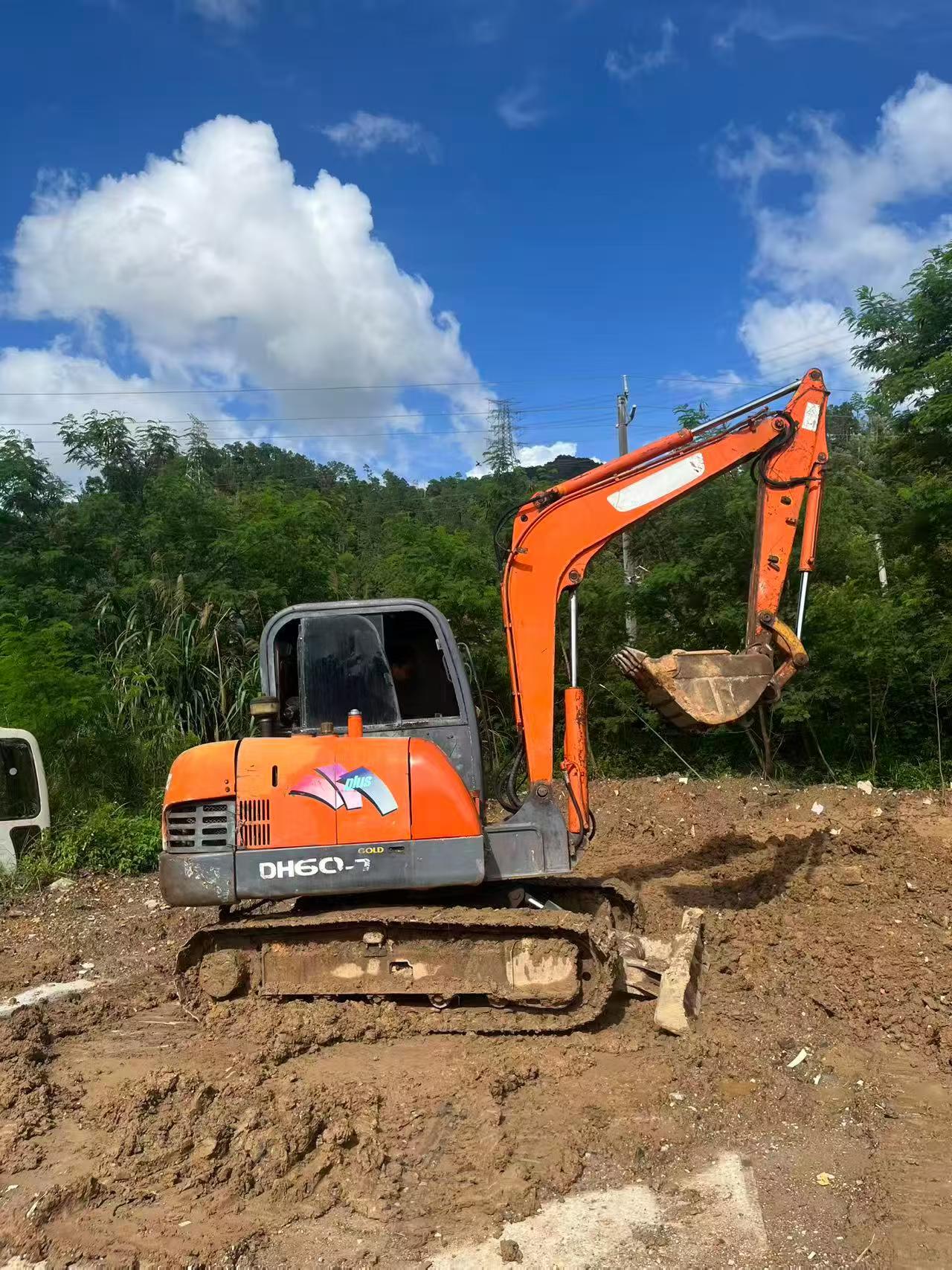 Buy Doosan DH60-7 Used Excavator / 2 Buy Doosan DH60-7 Used Excavator / 2