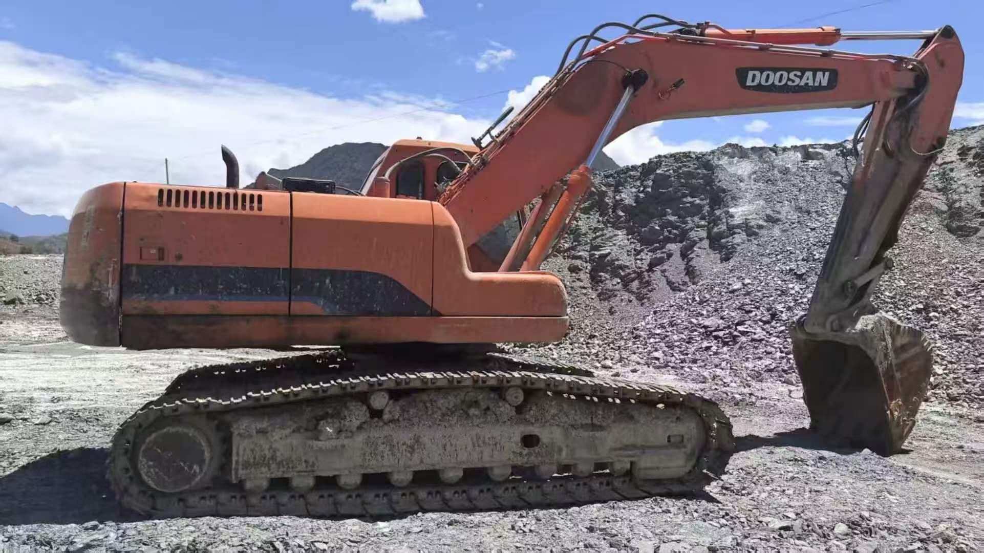 Buy Doosan DH220 Used Excavator / 1