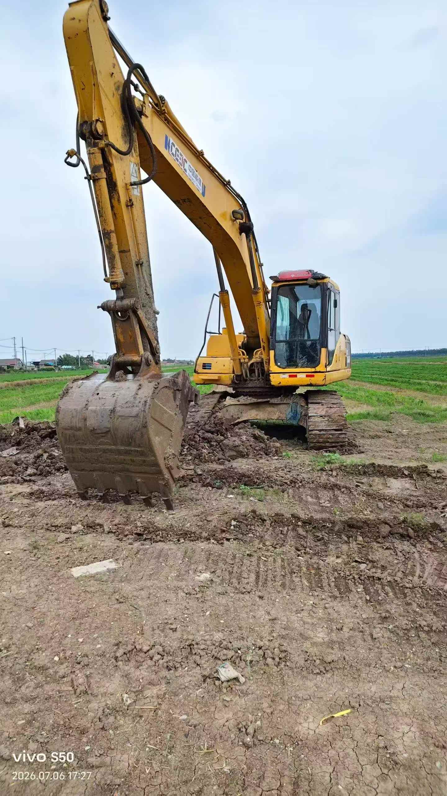Buy Komatsu PC200-7 Used Excavator / 2 Buy Komatsu PC200-7 Used Excavator / 2