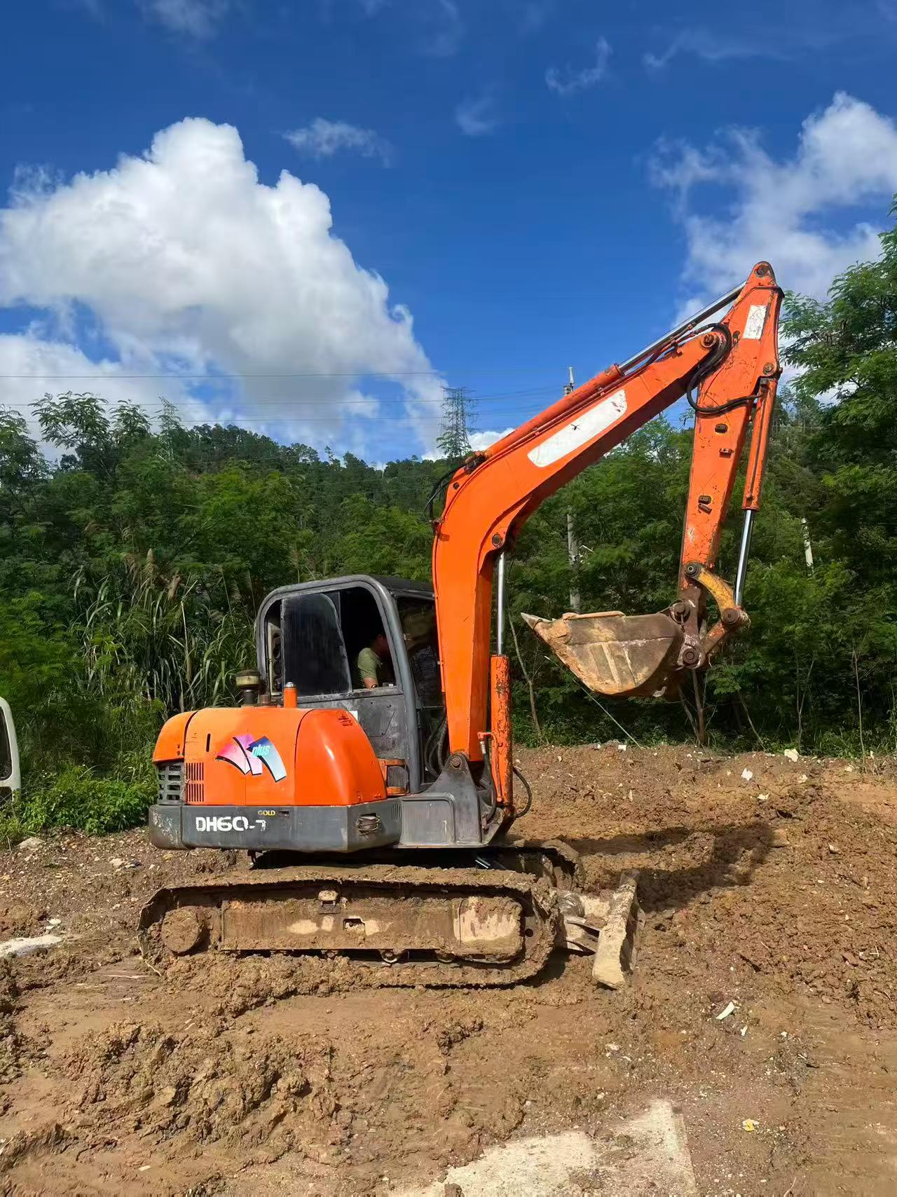 Buy Doosan DH60-7 Used Excavator / 3 Buy Doosan DH60-7 Used Excavator / 3