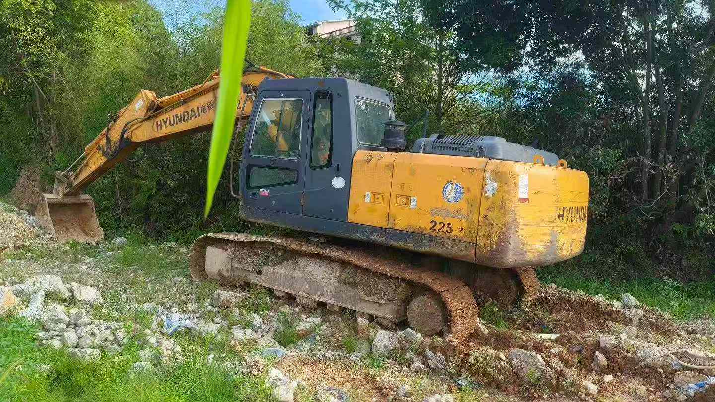 Buy Hyundai R215-7C Used Excavator / 4 Buy Hyundai R215-7C Used Excavator / 4