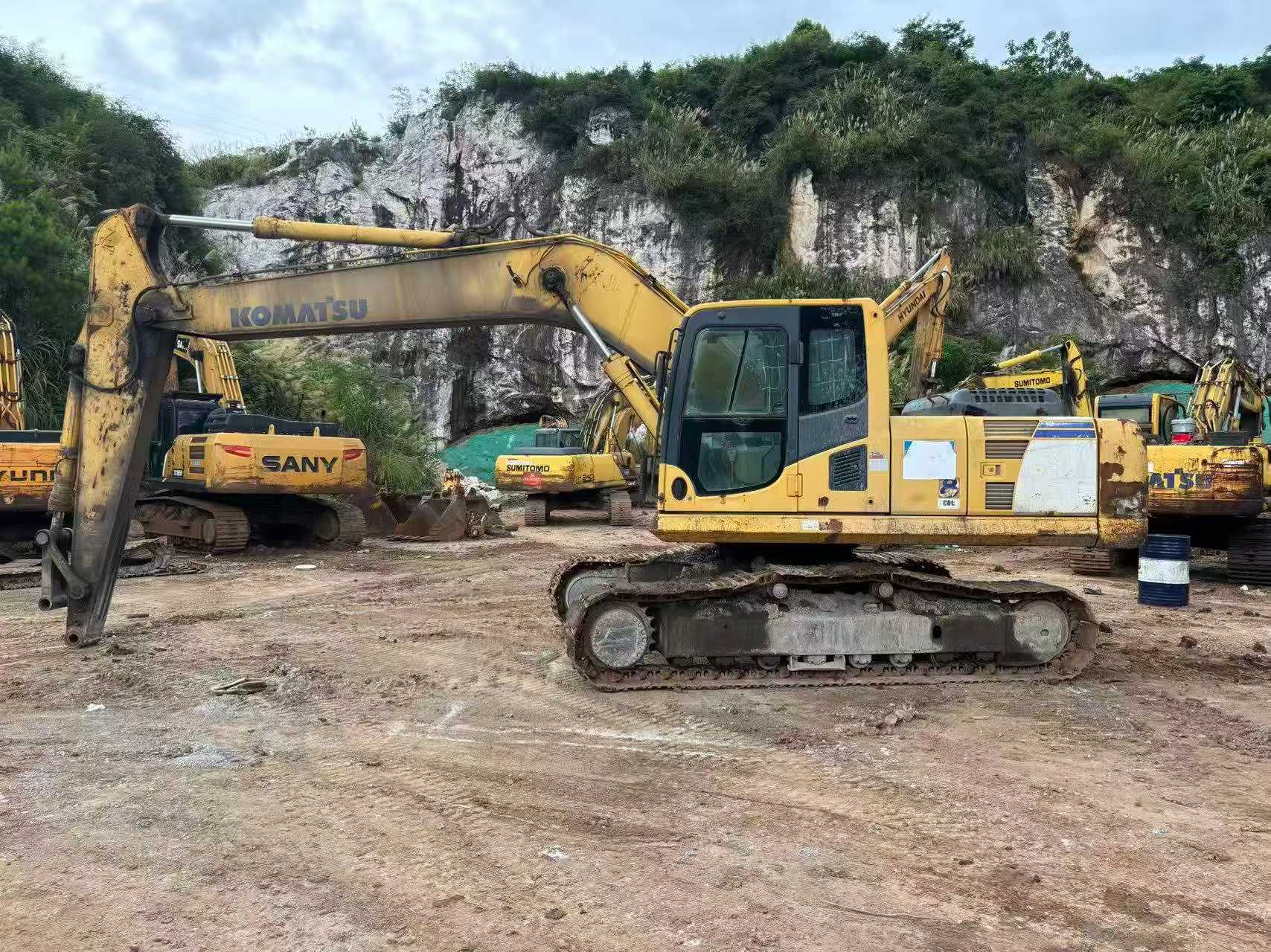 Buy Komatsu PC220-8 Used Excavator / 4