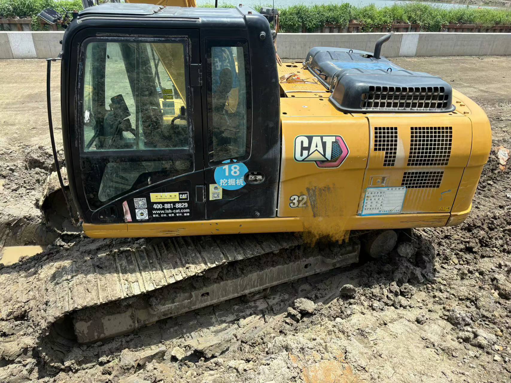 Buy Caterpillar 323 Used Excavator / 2 Buy Caterpillar 323 Used Excavator / 2