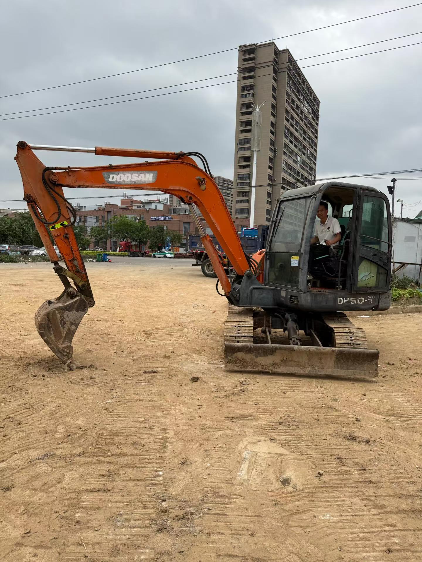 Buy Doosan DH60-7 Used Excavator / 1