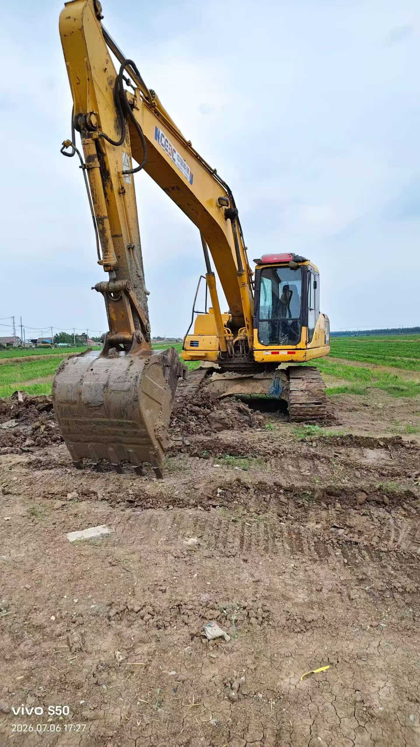Buy Komatsu PC200-7 Used Excavator / 2 Buy Komatsu PC200-7 Used Excavator / 2