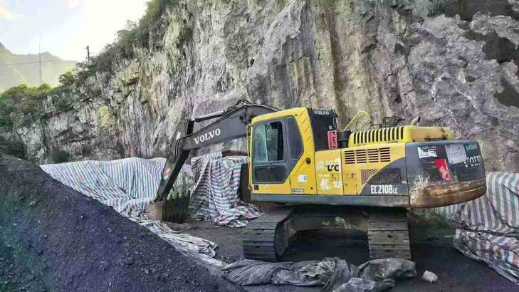 Buy Volvo EC210B Used Excavator / 1