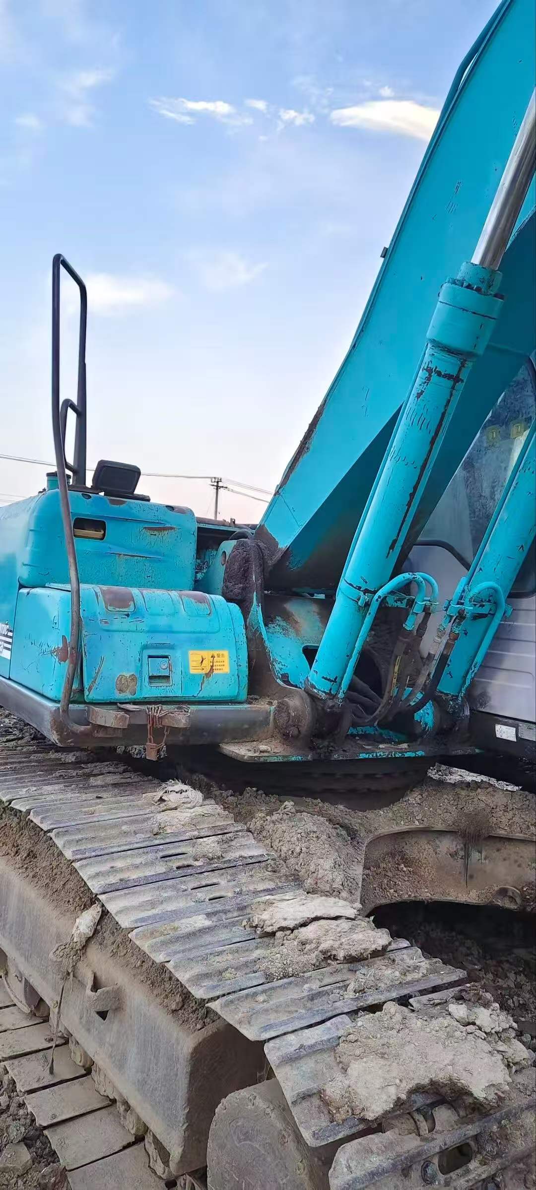 Buy Kobelco SK200-6 Used Excavator / 2 Buy Kobelco SK200-6 Used Excavator / 2
