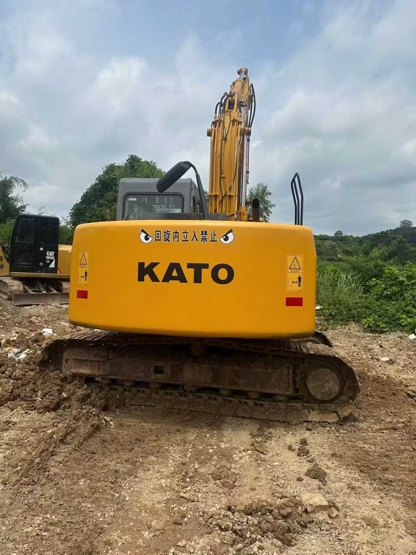 Buy Kato HD512V Used Excavator / 3 Buy Kato HD512V Used Excavator / 3
