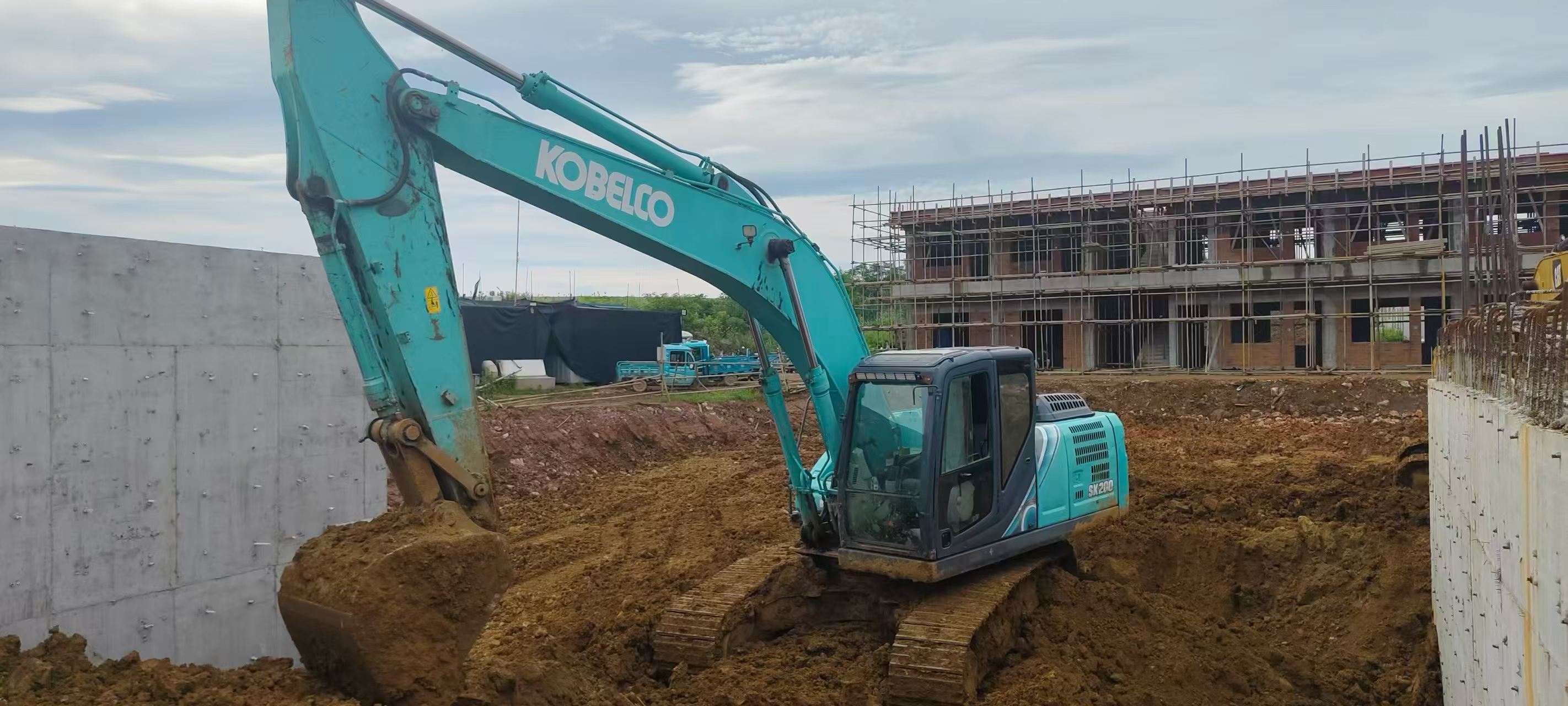 Buy Kobelco SK200 Used Excavator / 1