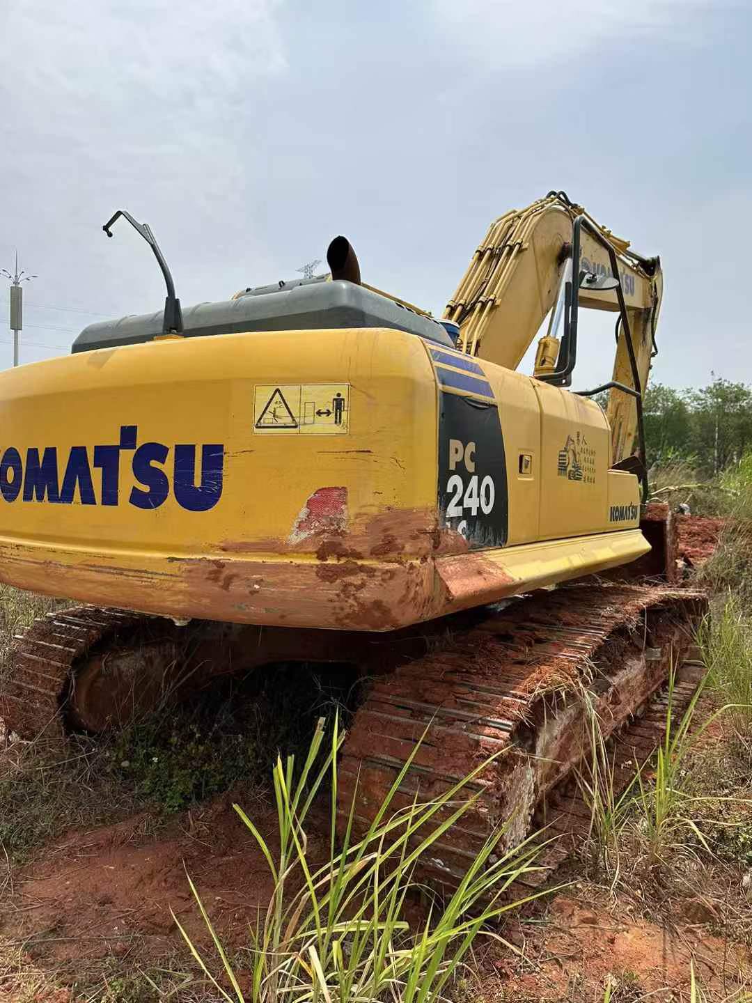 Compre Excavadora Komatsu PC210-6 Usada / 2 Compre Excavadora Komatsu PC210-6 Usada / 2