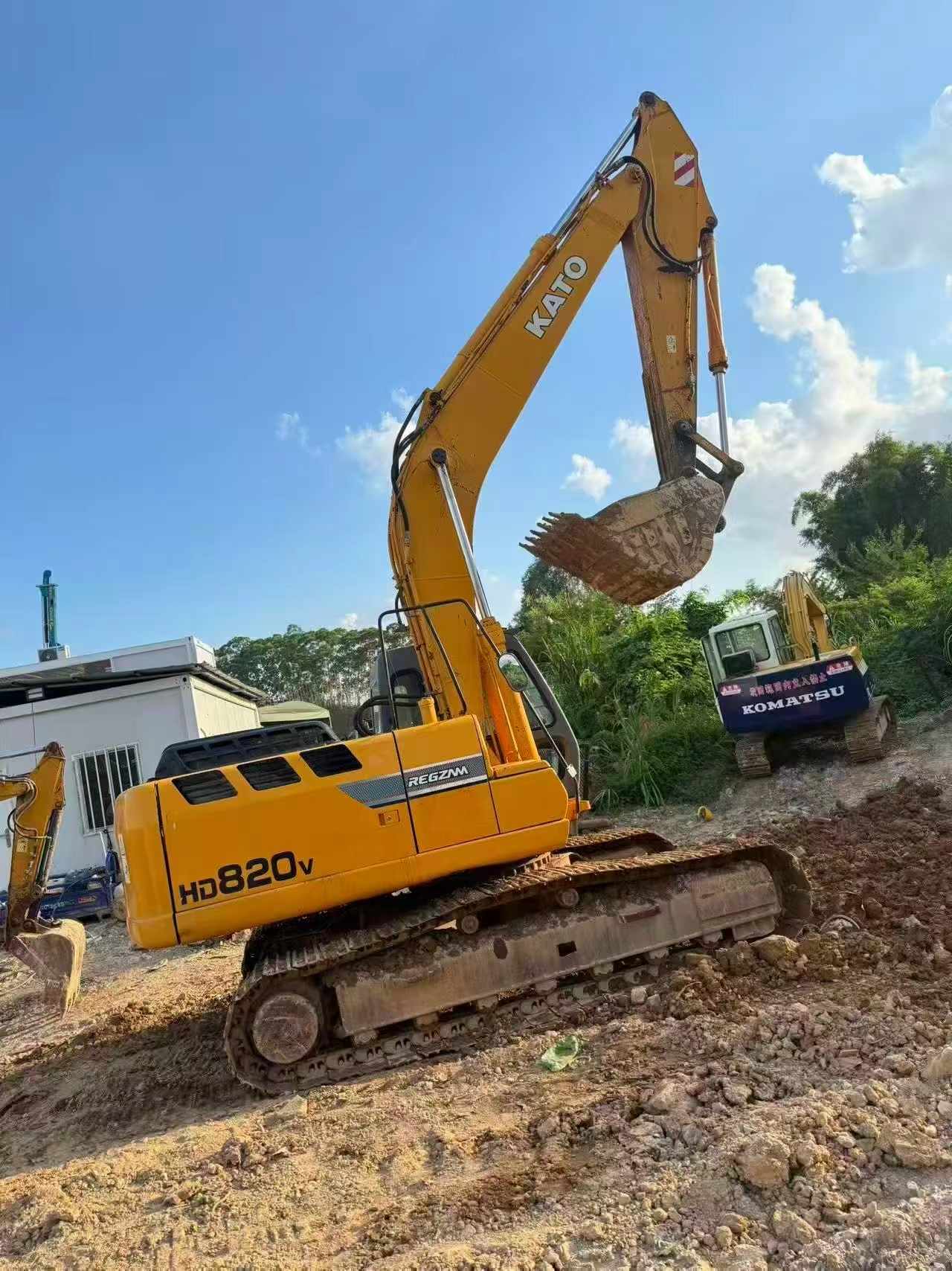 Buy Kato HD820V Used Excavator / 2 Buy Kato HD820V Used Excavator / 2