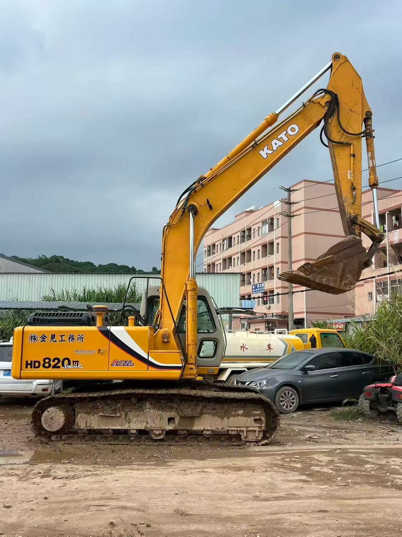 Buy Kato 820-3SP Used Excavator / 2 Buy Kato 820-3SP Used Excavator / 2