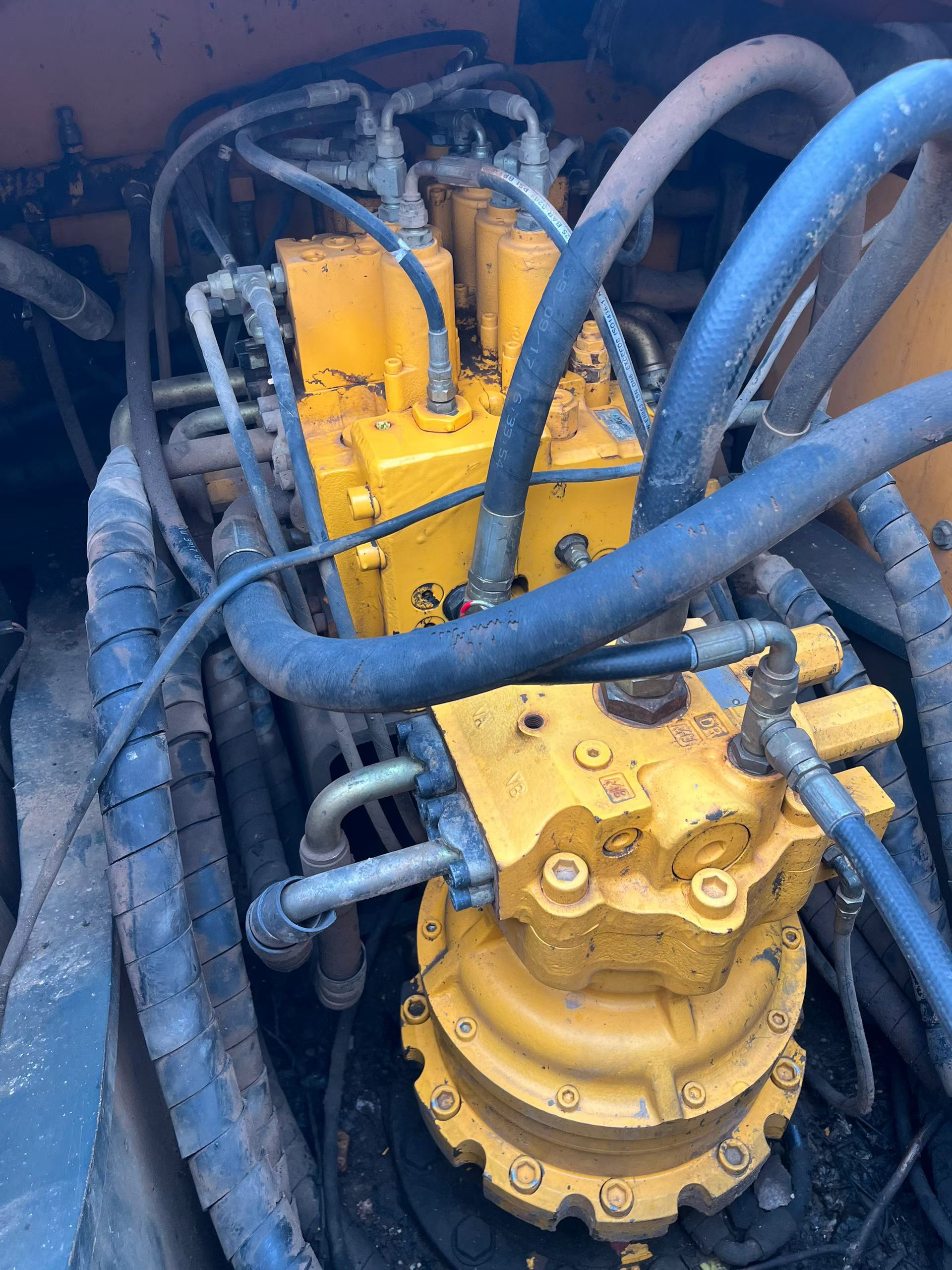 Buy Hyundai R215VS Used Excavator / 3 Buy Hyundai R215VS Used Excavator / 3