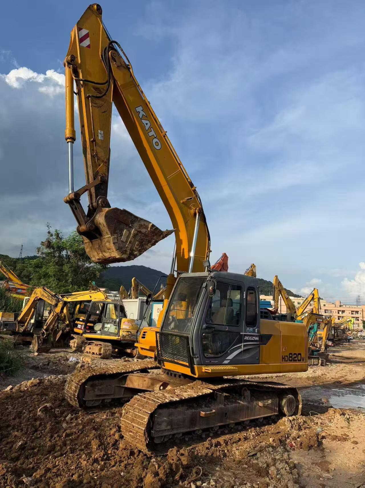 Buy Kato HD820V Used Excavator / 3 Buy Kato HD820V Used Excavator / 3