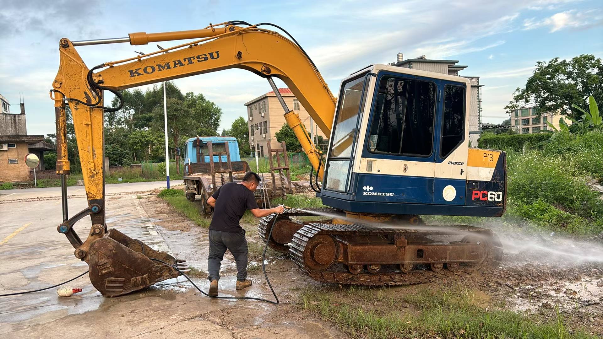 Buy Komatsu PC60-6 Used Excavator / 1