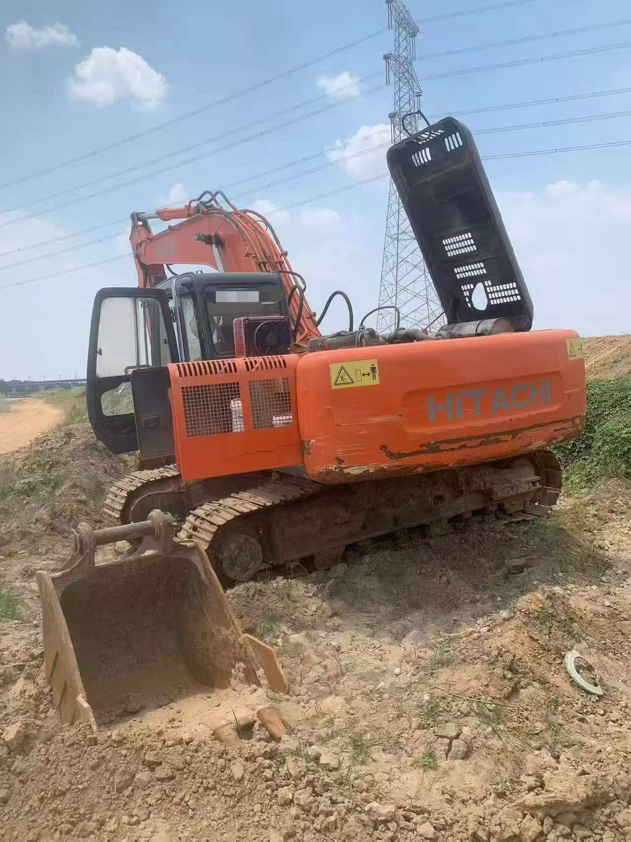 Buy Hitachi EX200-5 Used Excavator / 1