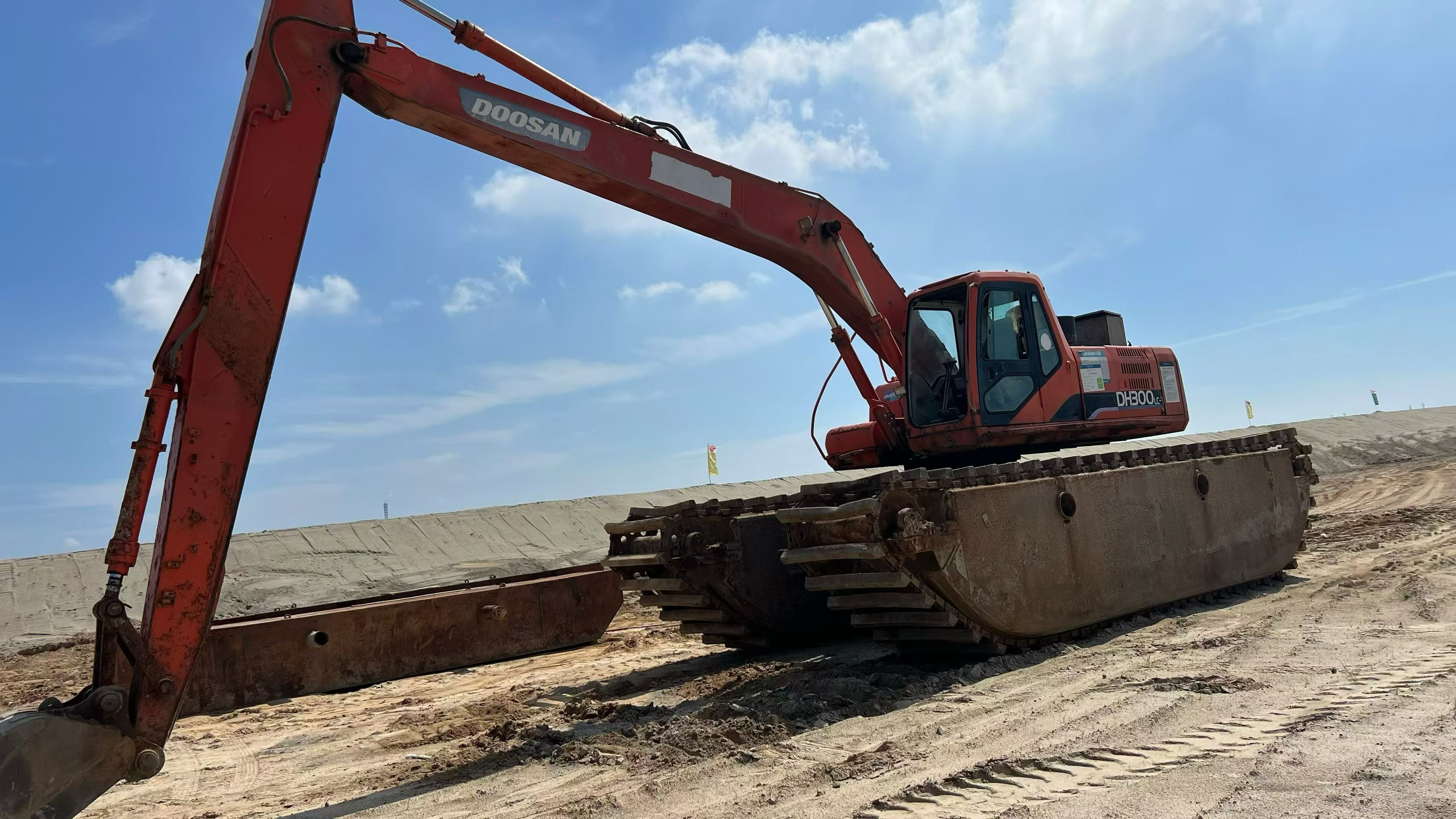 Buy Doosan DH220-7 Used Excavator / 1