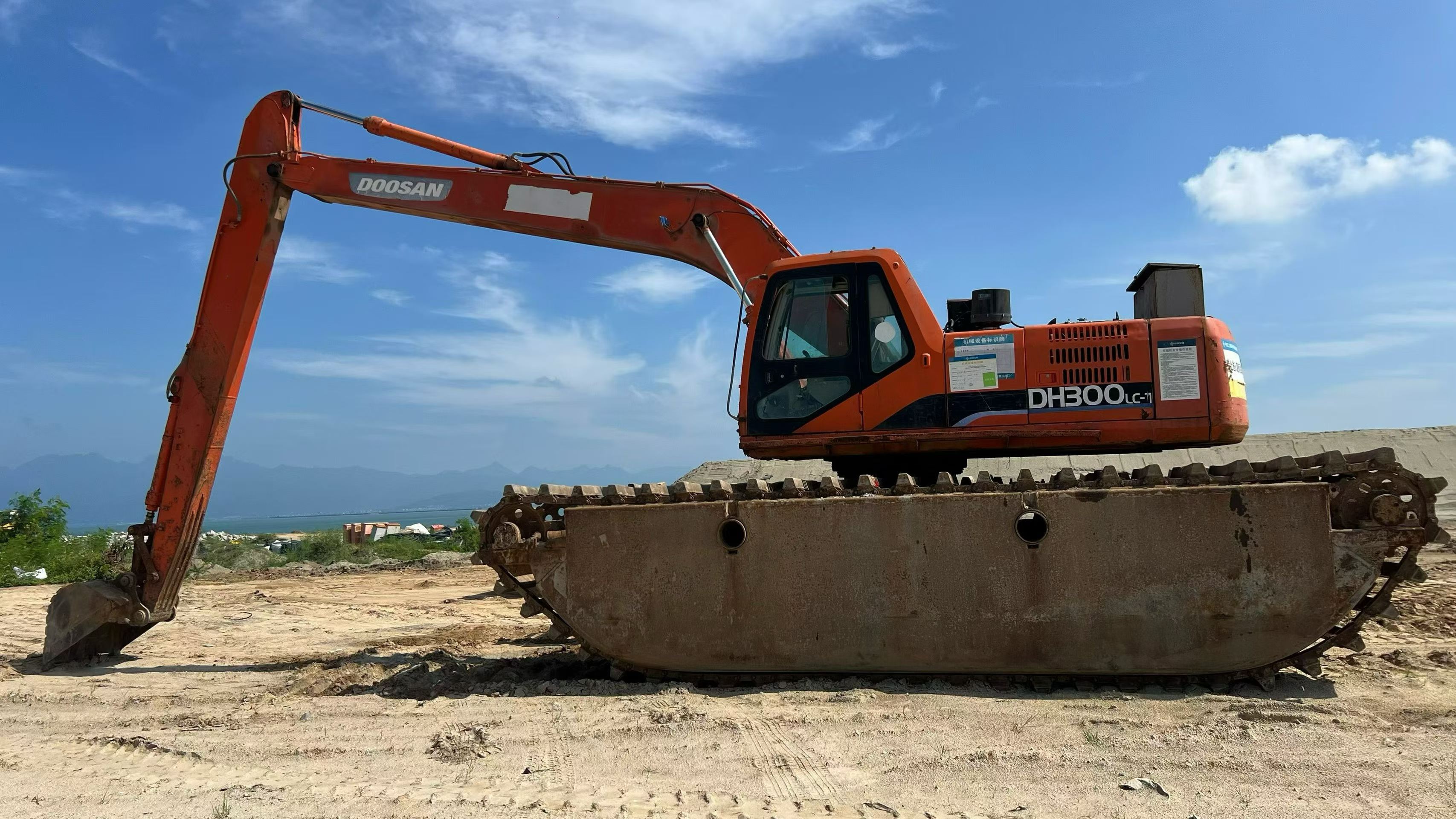 Buy Doosan DH220-7 Used Excavator / 4 Buy Doosan DH220-7 Used Excavator / 4