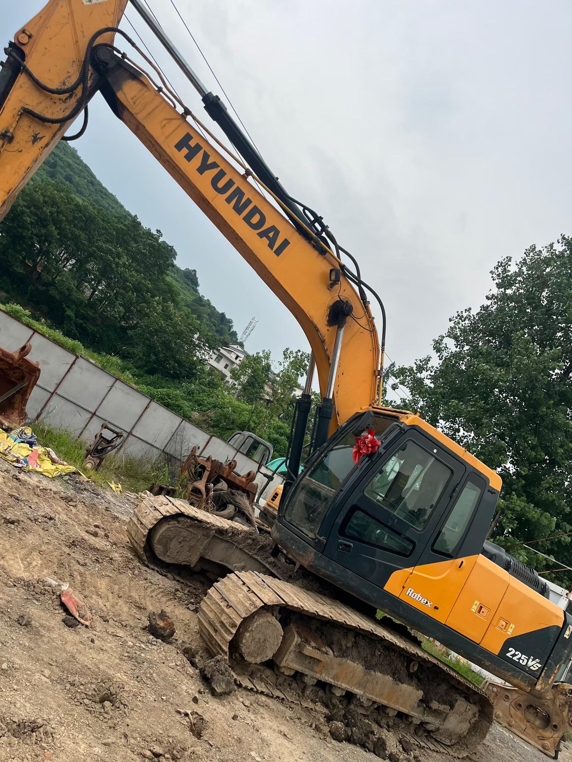 Buy Hyundai R215VS Used Excavator / 4 Buy Hyundai R215VS Used Excavator / 4